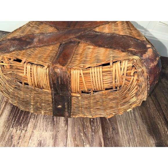 Rare VTG. 1950s Wicker w/ Leather Trim Fishing Creel w/ Antique Brass Fly Reel - Picture 7 of 8